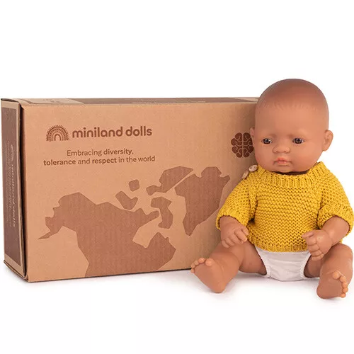 Miniland Babypop Latin Met Poppenkleding Jongen - 32 Cm 3 Miniland Babypop Latin Met Poppenkleding Jongen - 32 Cm