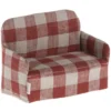 Maileg Poppenhuisbank Rood Geruit - 11 Cm 2 Maileg Poppenhuisbank Rood Geruit - 11 Cm -Kinderspeelgoed bank rood wit