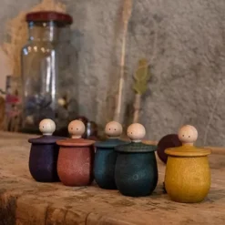 Grapat Houten Poppetje In Bakje - Violet 9 Grapat Houten Poppetje In Bakje - Violet -Kinderspeelgoed grapat houten poppetje in bakje violet 6