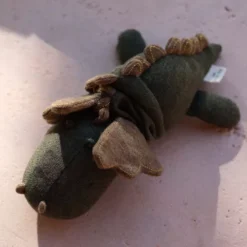 Konges Sløjd Activiteitenknuffel Draak - 27 Cm -Kinderspeelgoed konges sl jd muziekdoosje knuffeldraak 3