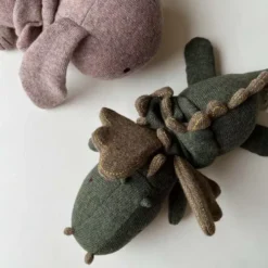 Konges Sløjd Activiteitenknuffel Draak - 27 Cm -Kinderspeelgoed konges sl jd muziekdoosje knuffeldraak 4