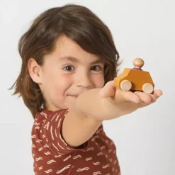 Lubulona Auto Met Poppetje - Okergeel 7 Lubulona Auto Met Poppetje - Okergeel -Kinderspeelgoed lubulona auto met poppetje mosterdgeel 2