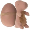 Maileg Knuffeldino In Ei Small - Old Rose - 23 Cm -Kinderspeelgoed maileg knuffeldino in ei small old rose