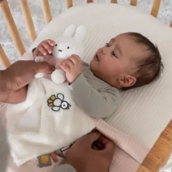 Nijntje Fluffy Knuffeldoekje Roze -Kinderspeelgoed nijntje miffy fluffy knuffeldoekje roze1