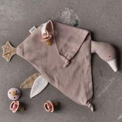 Saga Copenhagen Speendoek Gans - Silver Grey -Kinderspeelgoed saga copenhagen speendoek gans burlwood 1 1