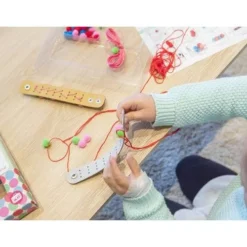 Tiger Tribe Sieraden Ontwerp Kit - Pompons Armbanden -Kinderspeelgoed tiger tribe sieraden ontwerp kit pom pom armbanden ilovespeelgoed12