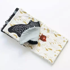 Wee Gallery Knisperboekje Peekaboo - Ocean -Kinderspeelgoed wee gallery knisperboekje peekaboo ocean 2 1